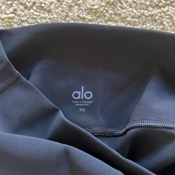 Alo Yoga shorts with cut out sides - Picture 4 of 4